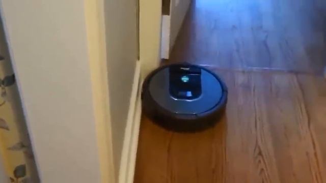 iRobot Roomba 960 Vacuuming Robot Review смотреть онлайн