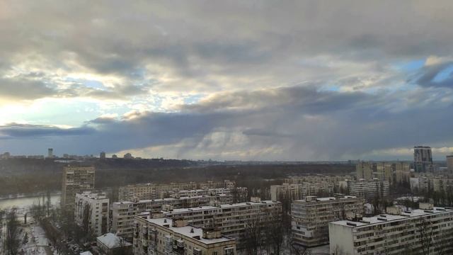 Таймлепс сніг сонце хмари.