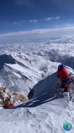 Альпинисты высоко в горах