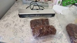Вакуумирую излишки хлеба мной испечëного для заморозки ларь.