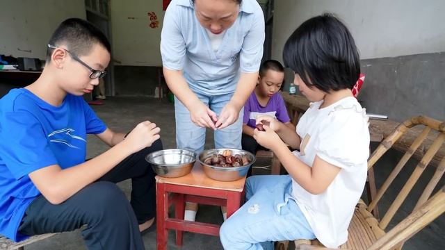 今年第一次吃板栗，孩子幫忙剝殼，女兒忍不住先嘗一個
