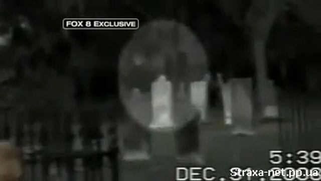 Призрак ребенка бегает по кладбищу Жуть! смотреть онлайн