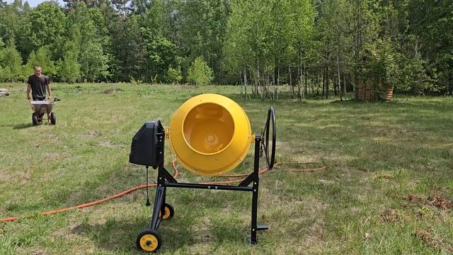 Чистим, копаем, вяжем и заливаем. Обустраиваем хутор на краю леса. смотреть онлайн