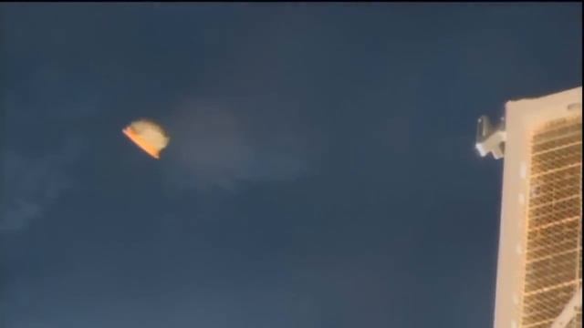 Астронавт NASA снял светящийся «корабль» рядом с МКС. НЛО. UFO about ISS International Space Statio смотреть онлайн