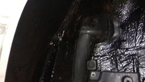 Нанесение жидкой шумоизоляции на металл колёсных ниш в авто Renault Duster. Шумоизоляция подкрылок.