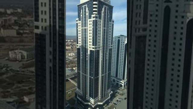 Альпинист меняет подсветку в Грозном. Высотки Грозный Сити смотреть онлайн