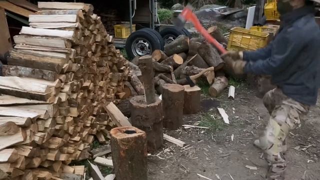 ただひたすら樫の薪を割る смотреть онлайн