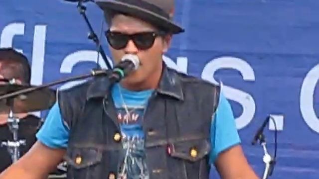 Bruno Mars ~ Marry You ~ Six Flags New England ~ Aug 27 2010 смотреть онлайн