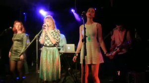 девушка школьника - телевизор / детская помада