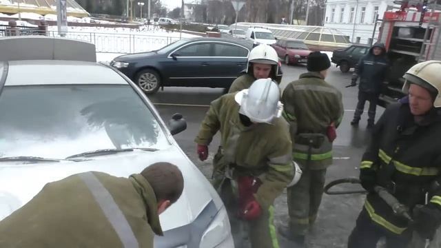 Полтава 19.12.2016 Горело авто в центре города смотреть онлайн