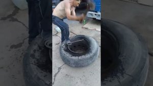 Грузовой шиномонтаж вручную.