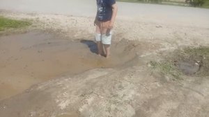 Данек купается в луже