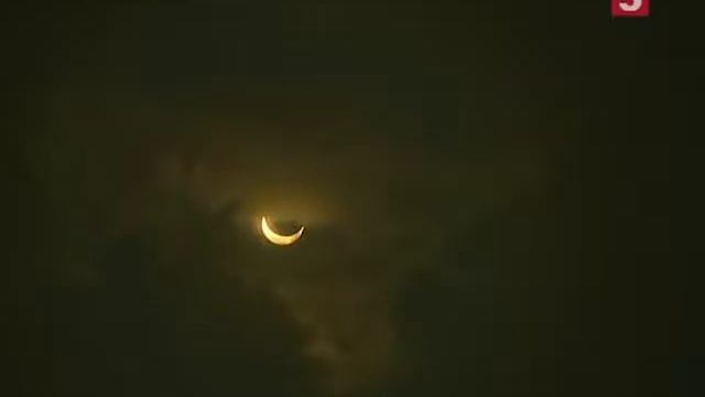 В Сингапуре наблюдалось почти 90-процентное солнечное затмение смотреть онлайн