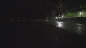 Ночные прогулки в грозу, дождь и звуки в окружении зонтов для сна и учебы