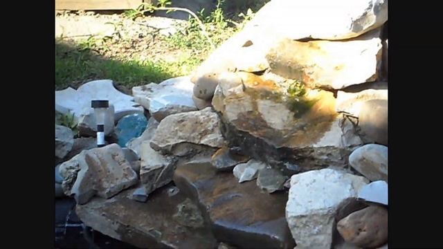 Самодельный пруд с ручейком и золотыми рыбками. смотреть онлайн