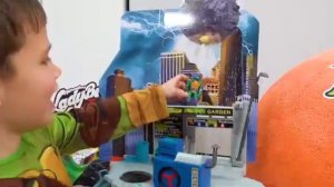 Макс и Катя не делятся игрушками в яйцах леди баг и черепашки ниндзя