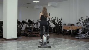 CardioPower E370 — бюджетный заднеприводный тренажер для пользователей с ростом от 170 см.