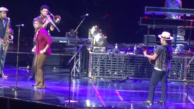 Bruno Mars - The Lazy Song (Vienna, Austria 24 October 2013) HD смотреть онлайн