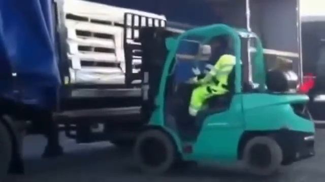 ПРИКОЛ!!! ДУРАКИ ЗА РУЛЕМ!!!!8541 смотреть онлайн