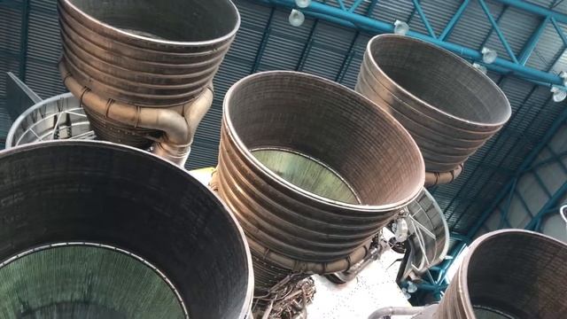 Looking at The Rocket Saturn-V смотреть онлайн