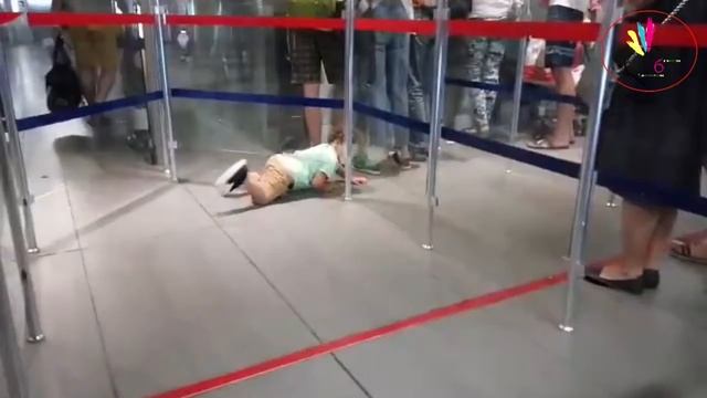 Дети на паспортном контроле в а/п это всегда забавно! смотреть онлайн