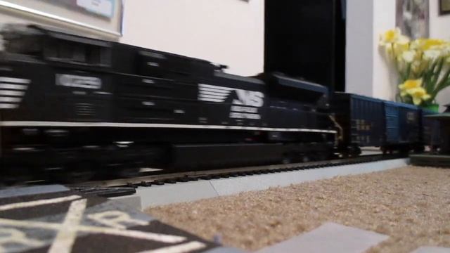 HO Scale Norfolk Southern Train Passes Town In A Hurry смотреть онлайн