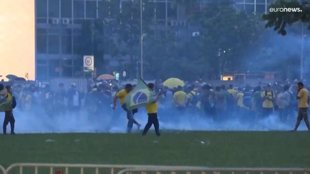 Бразильцы – о беспорядках 8 января Демократия как будто испарилась смотреть онлайн