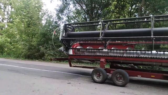 два краснобелых комбайна