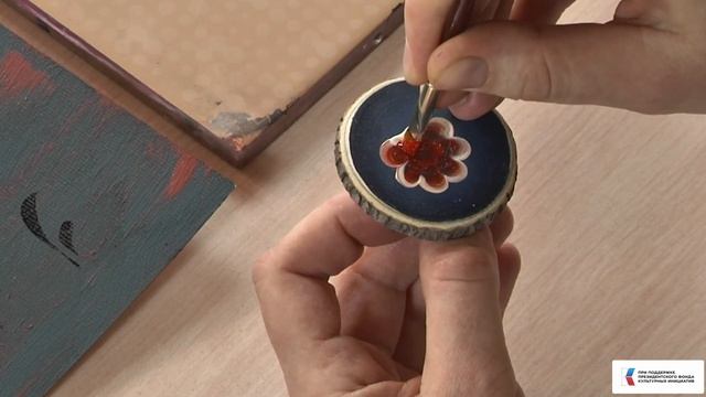 Роспись "деревянной броши" в технике тюменской (кармацкой) росписи | Видеоурок Отрадновой Ольги