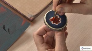 Роспись "деревянной броши" в технике тюменской (кармацкой) росписи | Видеоурок Отрадновой Ольги