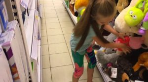 Маша в магазине игрушек покупает кукле сюрприз играет на музыкальных инструментах