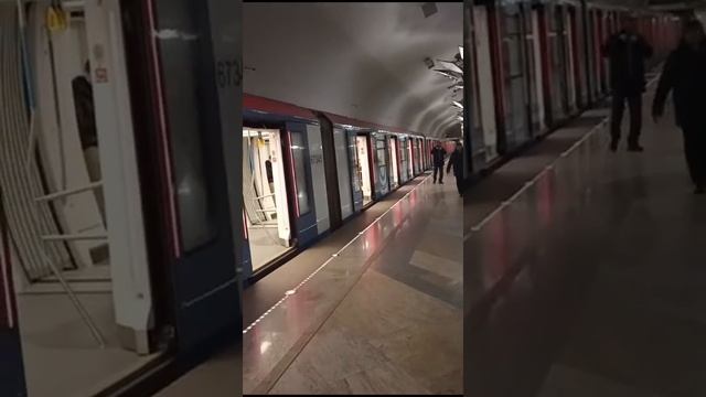 ВАЛЛ-И. Московское метро. Д-ОК Москва 2019 на станции Тропарëво.❤ смотреть онлайн