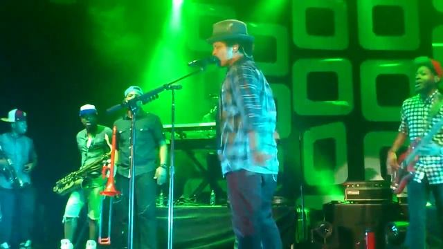 Bruno Mars Live "Runaway Baby" смотреть онлайн