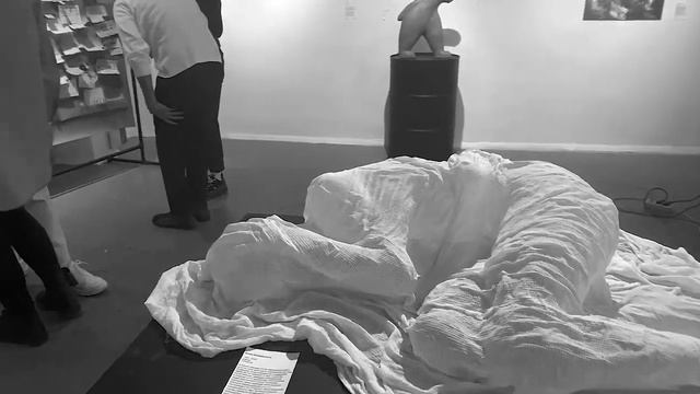 Скульптура "SIS" на выставке "Город одинок" в галерее "Гамма" смотреть онлайн