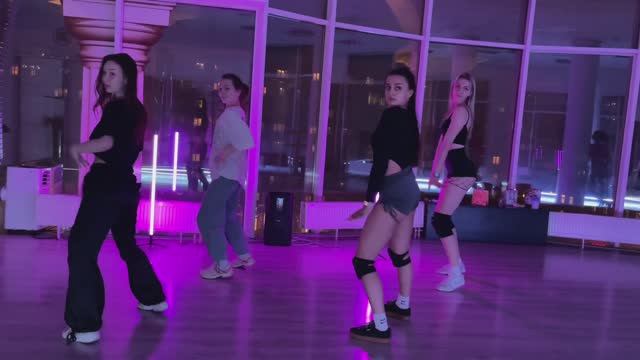 Twerk. Уроки танцев для девушек в Курске. Школа танцев Dance Life