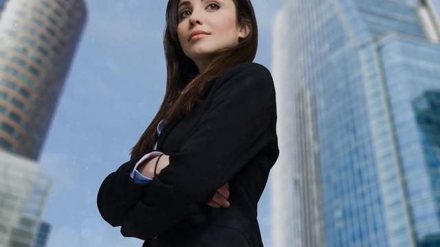 La suegra rica envió a la novia pobre un vestido de novia andrajoso. Y viendo quién venía con ella смотреть онлайн