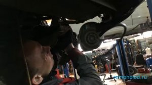 AUDI Q7, кондиционер сдулся! Ремонт трубок под левым крылом!