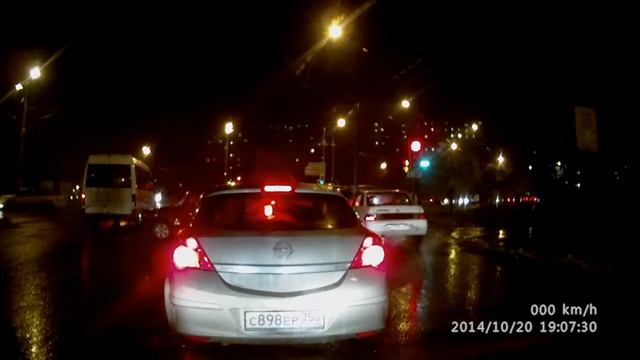 Маршрутка выезжает на встречку и получает удар в бок смотреть онлайн