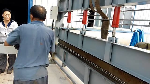 Hydraulic plate shearing machine (гидравлический гибочный станок)