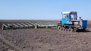 Посевная 2024. Гусеничный трактор ХТЗ на закрытие влаги. Туман 3.