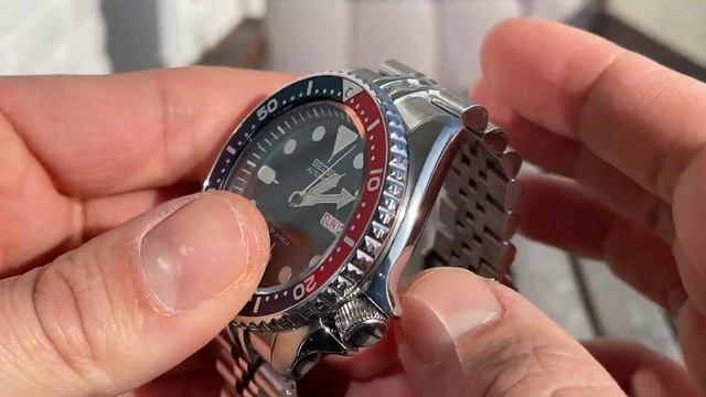 SEIKO SKX009J & MilTAT Super-J Louis 316L Stainless Steel Watch Band Close-ups In 4K смотреть онлайн