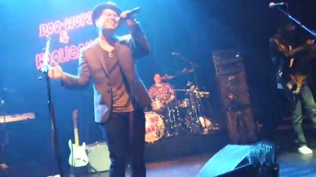 Bruno Mars - Just The Way You Are - Doo-wops & Hooligans Tour - KoKo 13.03.11 смотреть онлайн