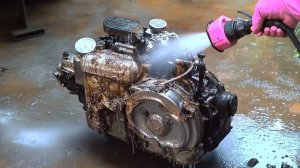 Мужчина возвращает брошенный 45-летний мотоцикл в новый вид