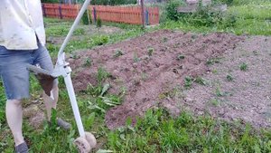 Окучивание картофеля с помощью плуга от лебедки без мотора