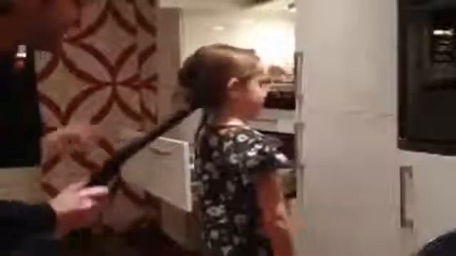 Папа Делает Дочери Конский Хвост смотреть онлайн