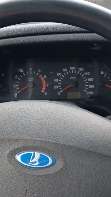 ЗАПУСКАЕМ АВТОМОБИЛЬ ОТ ШУРУПОВЕРТА #shorts #автомобиль #нива #шуруповерт #запускдвигателя смотреть онлайн