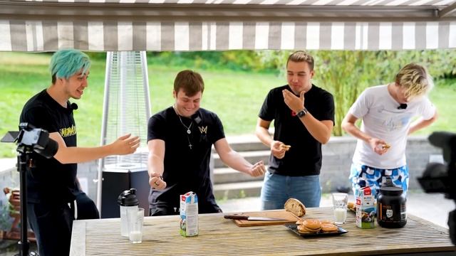 JÍME NEJPÁLIVĚJŠÍ HAMBURGERY!🔥🔥🔥| Morry&@Cuky2222&@BoTmAnGOD&@lipomeister&Faster смотреть онлайн