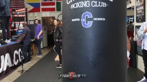 ANDY RUIZ JR DROPPING BOMBS ON THE HEAVY BAG! SHOWS OFF SPEED & PRECISION DURING WORKOUT
