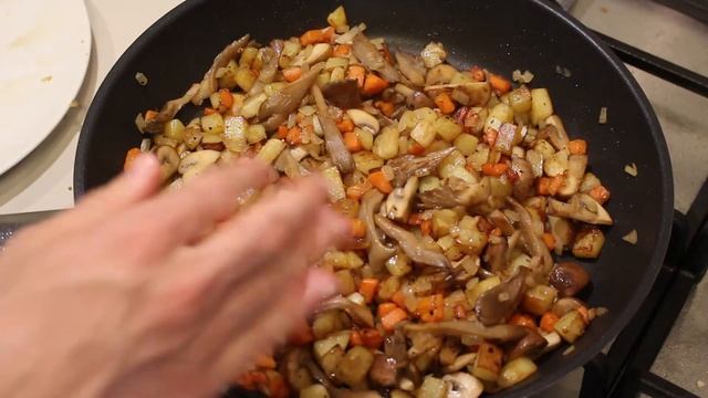 Fried Mushrooms with Root Vegetables смотреть онлайн