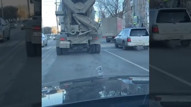 Бетономешалка поливает дорогу во время движения (15.11.2019) смотреть онлайн